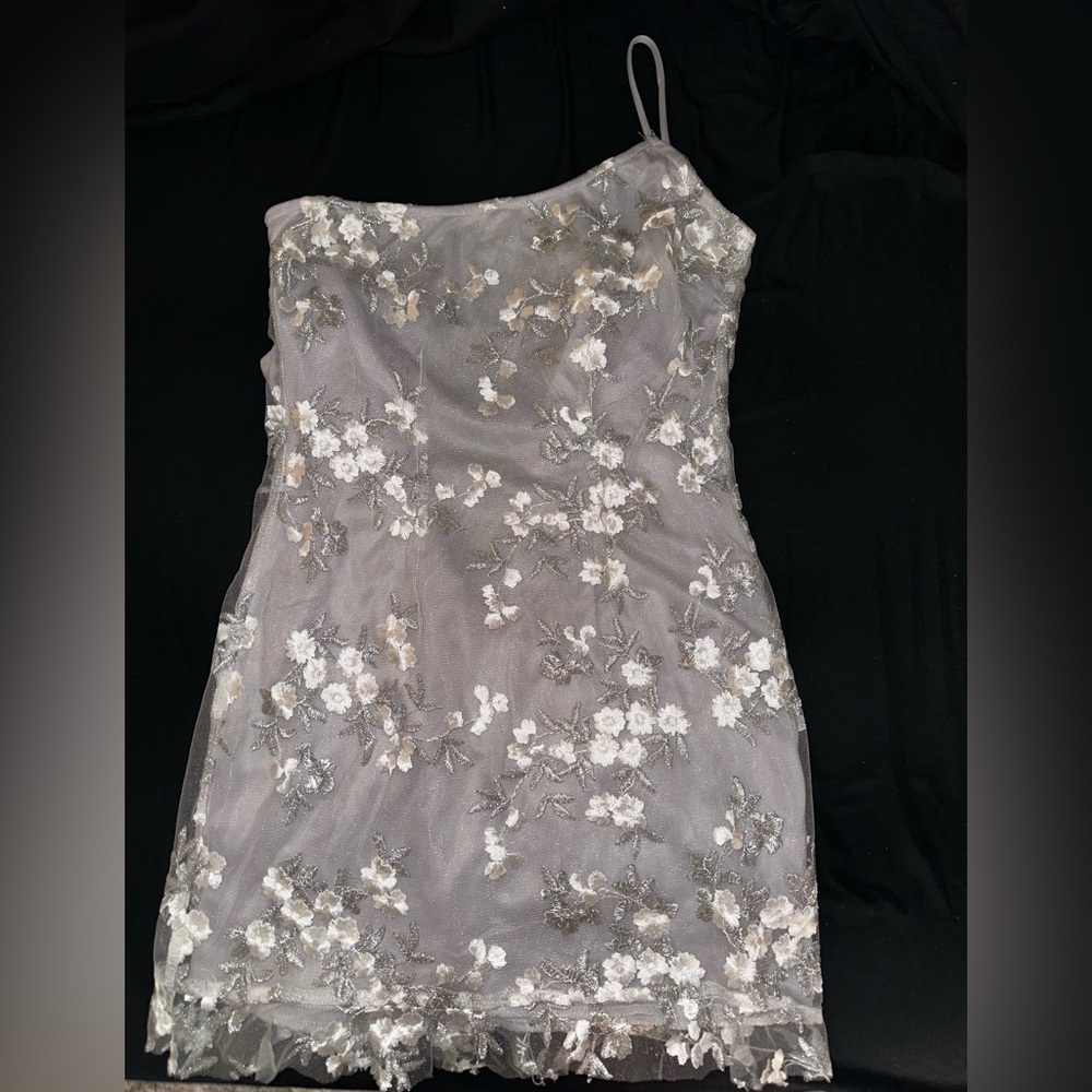 -Lucy in the sky grey flower dress
-xs
-Worn once
-A little short
-One shoulder